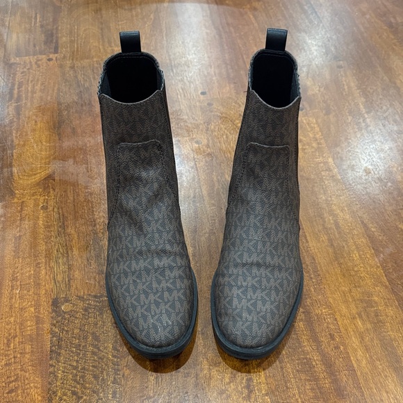 Michael Kors MK Monogram Chelsea Boots - Picture 9 of 12